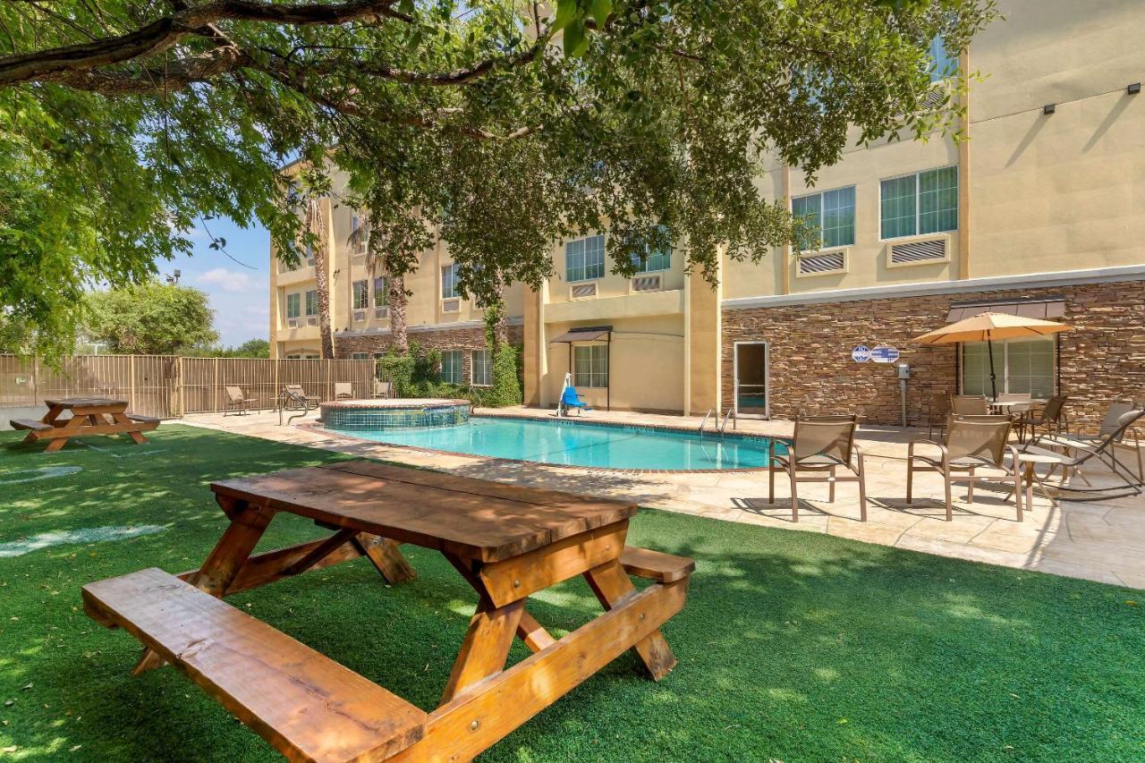 Comfort Inn & Suites Near Six Flags & Medical Center San Antonio Luaran gambar